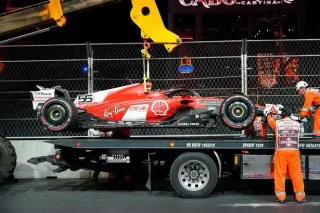 découvrez les dernières tensions chez ferrari lors du gp de las vegas, où carlos sainz se bat pour établir son leadership au sein de l'équipe. plongez dans les enjeux stratégiques et les rivalités sportives qui marquent cette course palpitante.