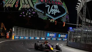 découvrez les qualifications de la f1 à las vegas en 2024 ! suivez les pilotes sur le circuit emblématique et ne manquez pas les temps forts de cet événement palpitant qui promet des moments de tension et d'adrénaline.