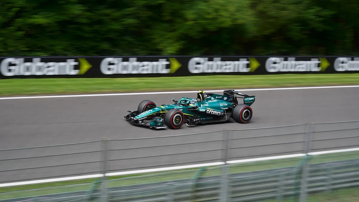 L'Aston Martin AMR26 de Fernando Alonso en piste sur le circuit de Spa-Francorchamps en 2026