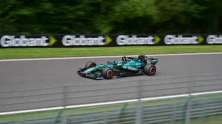 L'Aston Martin AMR26 de Fernando Alonso en piste sur le circuit de Spa-Francorchamps en 2026
