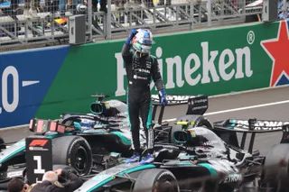 Kimi Antonelli debout sur sa Mercedes, poing levé, après sa victoire au Grand Prix de Chine 2026