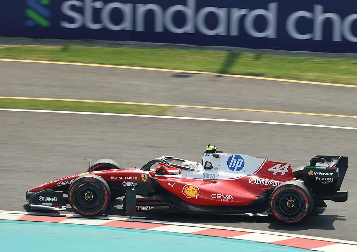 La Ferrari SF-26 n° 44 de Lewis Hamilton dans la dernière chicane du circuit de Suzuka, lors du Grand Prix du Japon 2026