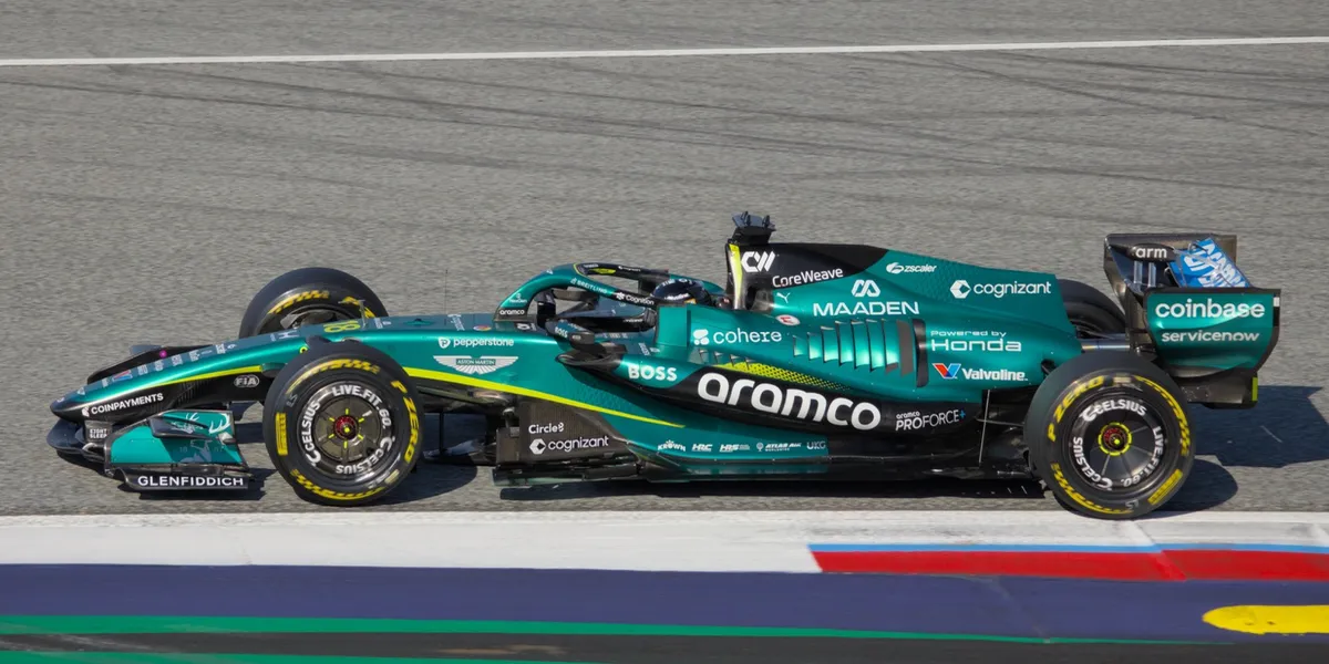 L'Aston Martin AMR26 n° 18 de Lance Stroll, de profil sur la piste du Red Bull Ring, lors du Grand Prix d'Autriche 2026
