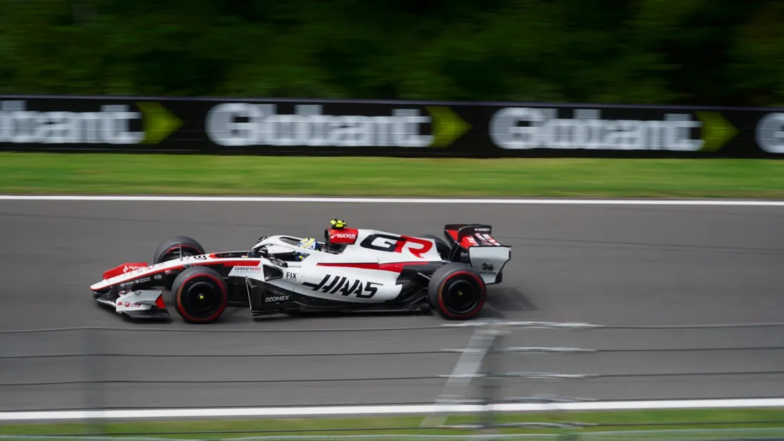 La Haas VF-26 d'Oliver Bearman en pleine vitesse sur le circuit de Spa-Francorchamps, lors du Grand Prix de Belgique 2026
