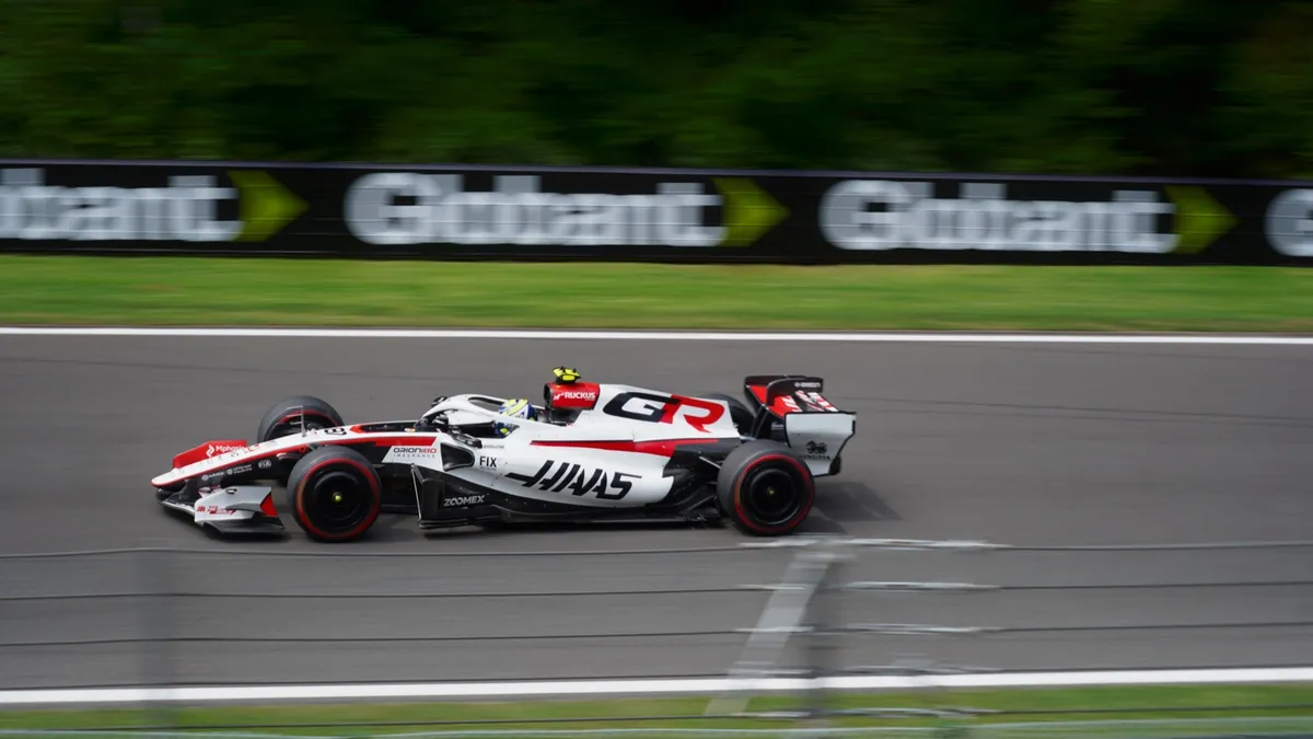 La Haas VF-26 d'Oliver Bearman en pleine vitesse sur le circuit de Spa-Francorchamps, lors du Grand Prix de Belgique 2026