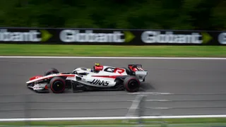 La Haas VF-26 d'Oliver Bearman en pleine vitesse sur le circuit de Spa-Francorchamps, lors du Grand Prix de Belgique 2026