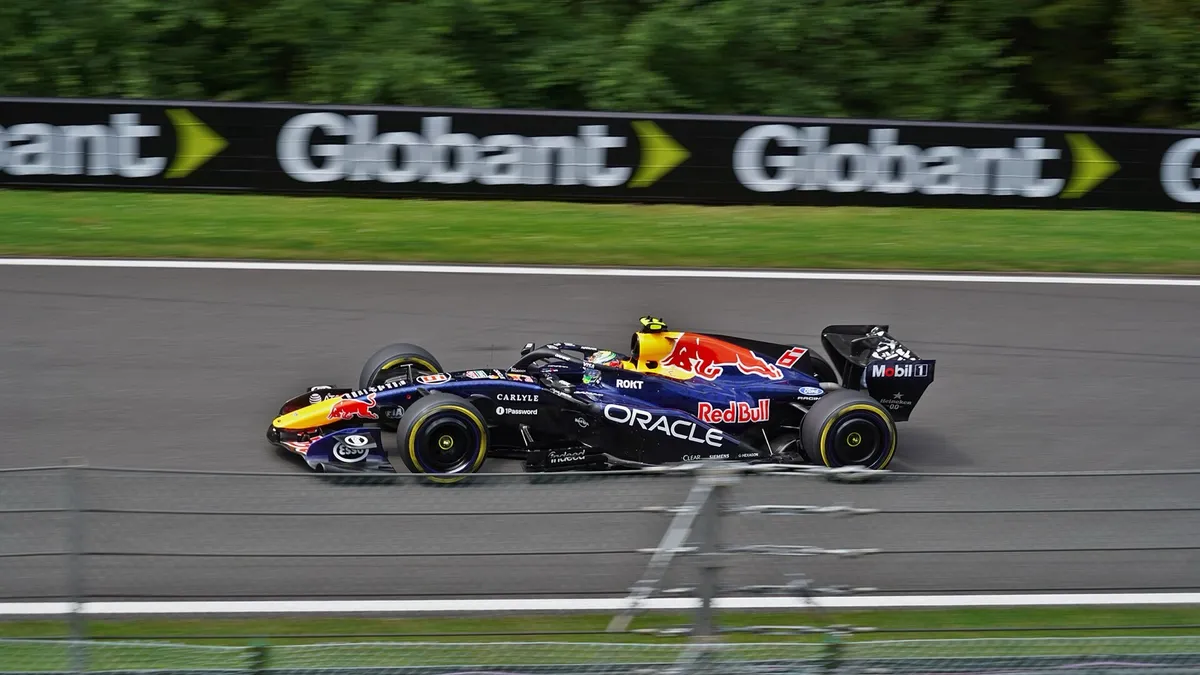 La Red Bull RB22 n°6 d'Isack Hadjar en piste sur le circuit de Spa-Francorchamps en 2026