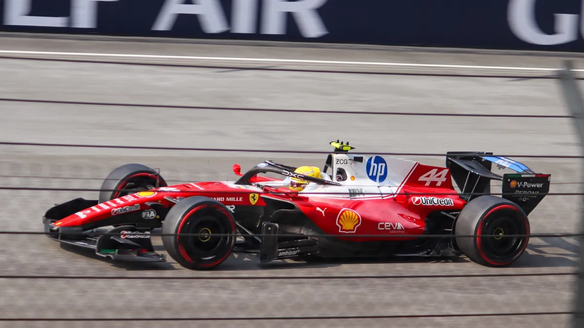 La Ferrari SF-26 n° 44 de Lewis Hamilton en piste, lors des qualifications du Grand Prix de Bahreïn 2026