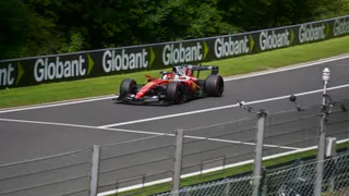 La Ferrari SF-26 n° 16 de Charles Leclerc sur la piste de Spa-Francorchamps, lors du Grand Prix de Belgique 2026