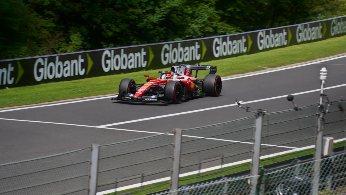 La Ferrari SF-26 n° 16 de Charles Leclerc sur la piste de Spa-Francorchamps, lors du Grand Prix de Belgique 2026