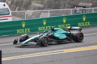 L'Aston Martin AMR24 de Fernando Alonso à la sortie des stands du circuit de Suzuka