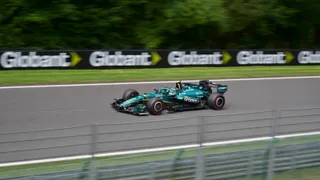 L'Aston Martin AMR26 à moteur Honda de Fernando Alonso, en pleine vitesse sur le circuit de Spa-Francorchamps