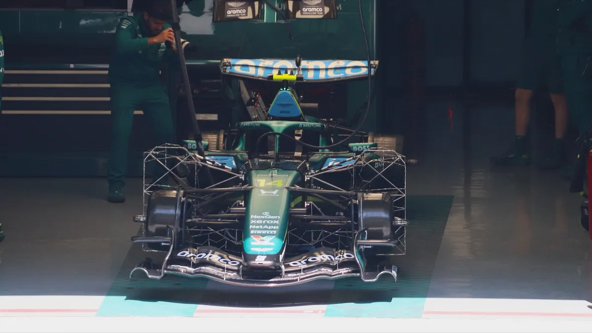 L'Aston Martin AMR26 n° 14 dans son garage, vue de face, équipée de grilles de mesure aérodynamique, au Grand Prix de Chine 2026