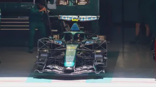 L'Aston Martin AMR26 n° 14 dans son garage, vue de face, équipée de grilles de mesure aérodynamique, au Grand Prix de Chine 2026