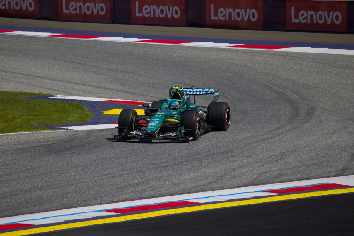 L'Aston Martin AMR26 n° 14 de Fernando Alonso dans un virage du Red Bull Ring, lors du Grand Prix d'Autriche 2026