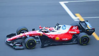 La Ferrari n°16 de Charles Leclerc en piste lors des essais libres du Grand Prix de Chine 2026
