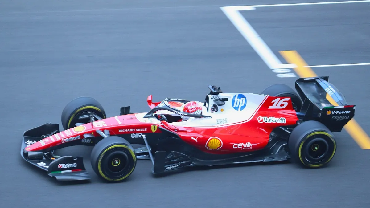 La Ferrari n°16 de Charles Leclerc en piste lors des essais libres du Grand Prix de Chine 2026