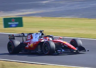 La Ferrari SF-26 n° 16 de Charles Leclerc dans la courbe Spoon du circuit de Suzuka, lors du Grand Prix du Japon 2026