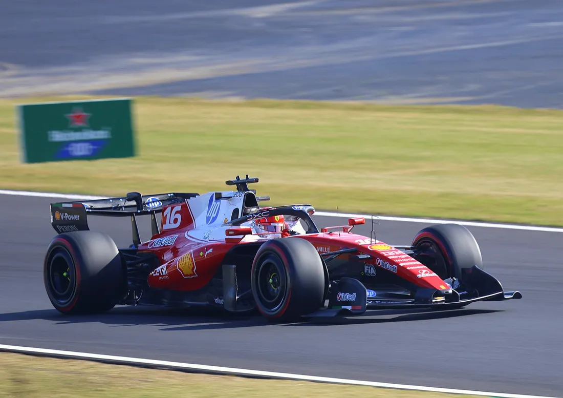 La Ferrari SF-26 n° 16 de Charles Leclerc dans la courbe Spoon du circuit de Suzuka, lors du Grand Prix du Japon 2026