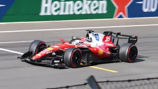 La Ferrari n°16 de Charles Leclerc en piste lors des qualifications du Grand Prix de Chine 2026