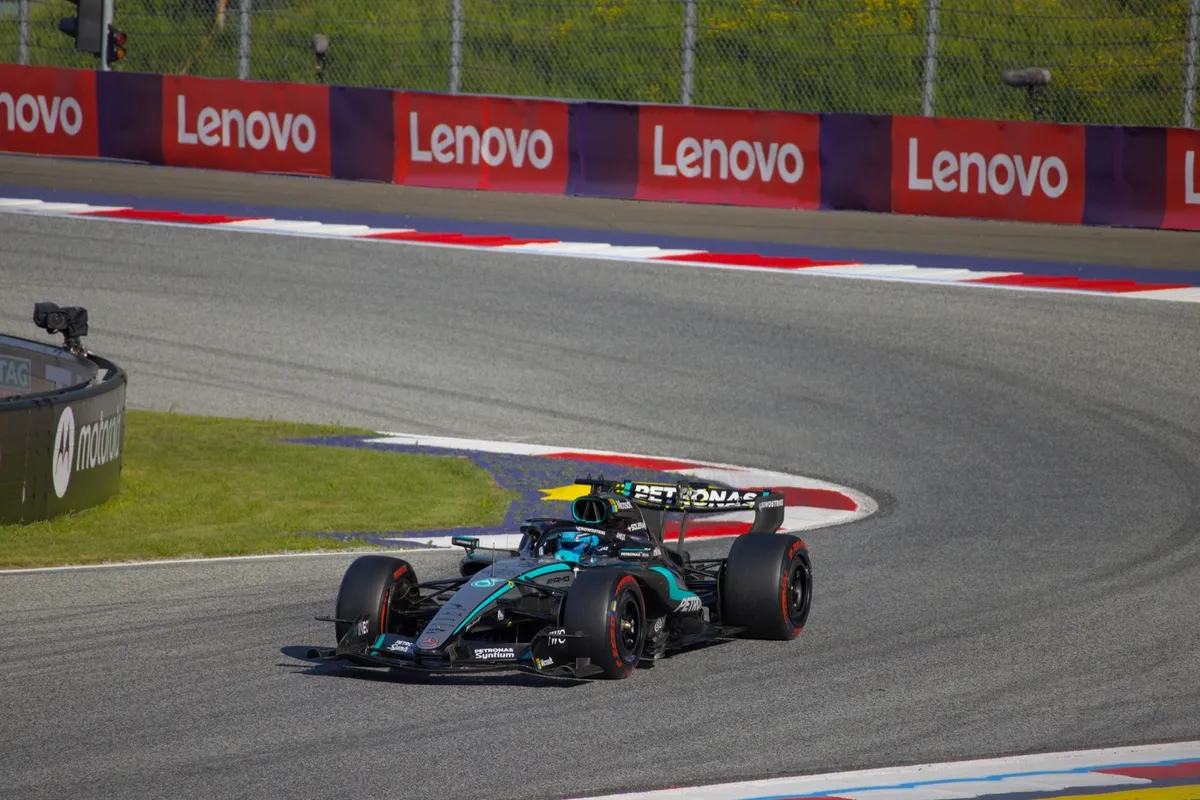 La Mercedes W17 de George Russell dans un virage du Red Bull Ring, lors du Grand Prix d'Autriche 2026