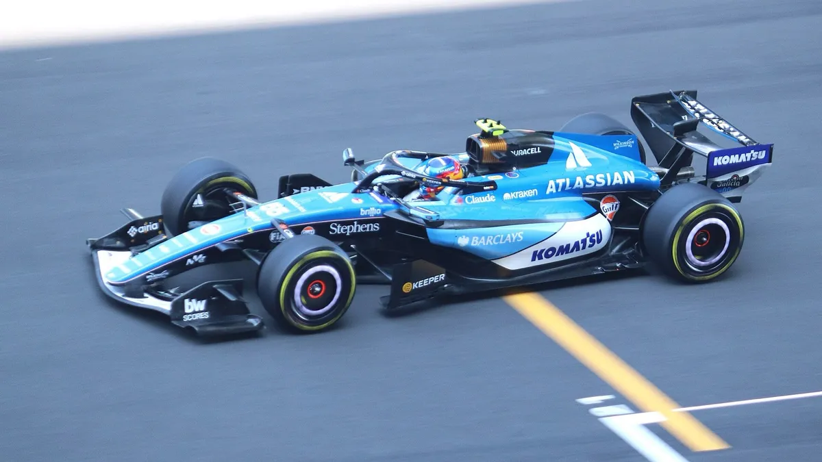La Williams de Carlos Sainz en piste lors des essais libres du Grand Prix de Chine 2026
