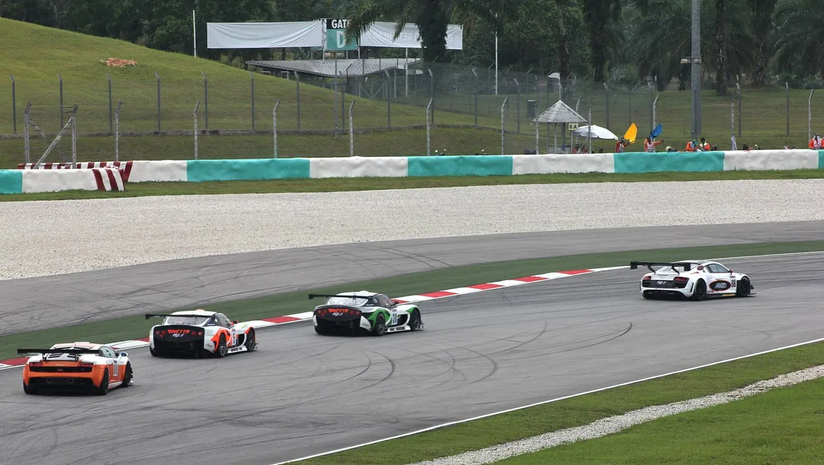 Des voitures de course en piste sur le circuit de Sepang, en Malaisie, lors d'une épreuve en 2012