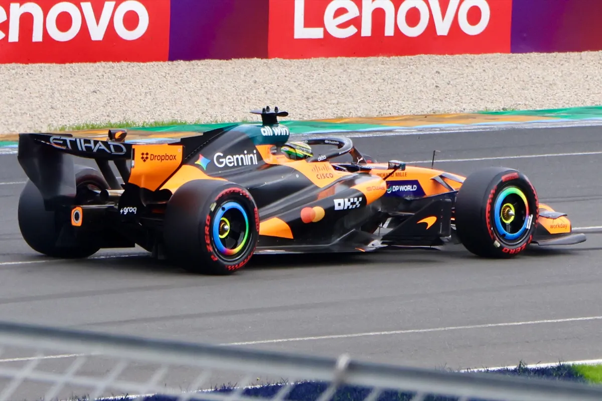 La McLaren MCL40 d'Oscar Piastri vue de trois quarts arrière, lors des essais libres du Grand Prix d'Australie 2026