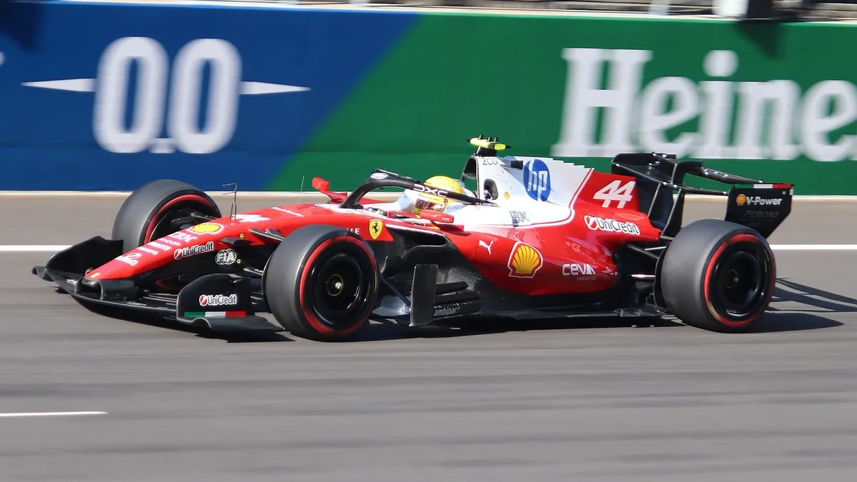 La Ferrari n°44 de Lewis Hamilton en piste lors des qualifications du Grand Prix de Chine 2026