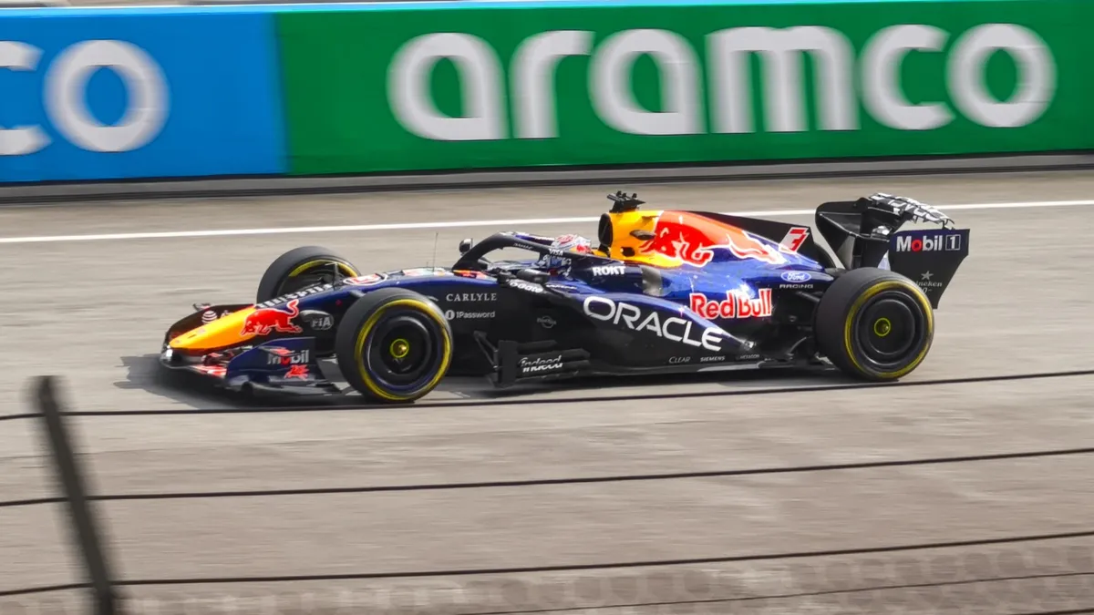 La Red Bull RB22 n° 3 de Max Verstappen en piste, lors des essais libres du Grand Prix de Bahreïn 2026