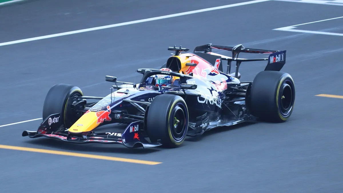 La Red Bull de Max Verstappen en piste lors des essais libres du Grand Prix de Chine 2026