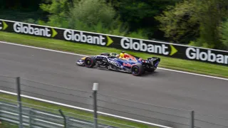 La Red Bull RB22 n° 3 de Max Verstappen en pleine vitesse sur le circuit de Spa-Francorchamps, lors du Grand Prix de Belgique 2026