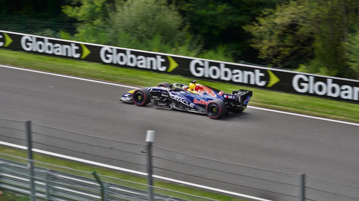 La Red Bull RB22 n° 3 de Max Verstappen en pleine vitesse sur le circuit de Spa-Francorchamps, lors du Grand Prix de Belgique 2026