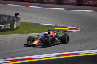 La Red Bull RB22 de Max Verstappen dans un virage du Red Bull Ring, lors du Grand Prix d'Autriche 2026