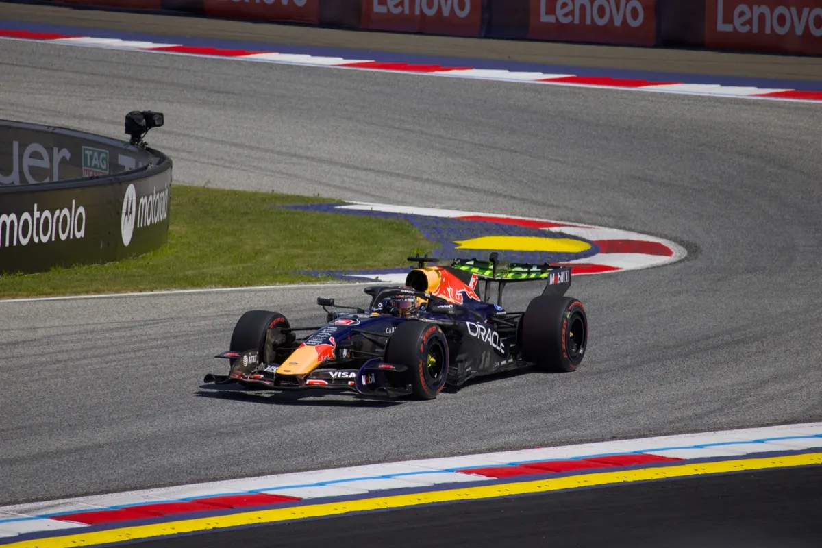 La Red Bull RB22 de Max Verstappen dans un virage du Red Bull Ring, lors du Grand Prix d'Autriche 2026