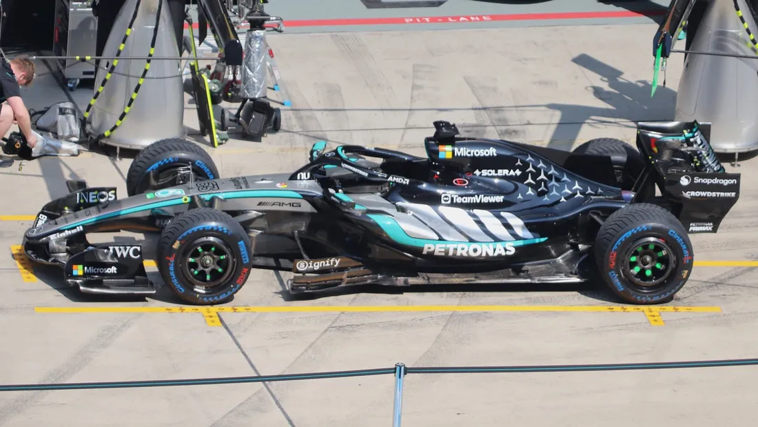 La Mercedes W17 de George Russell dans la voie des stands, lors du Grand Prix de Chine 2026