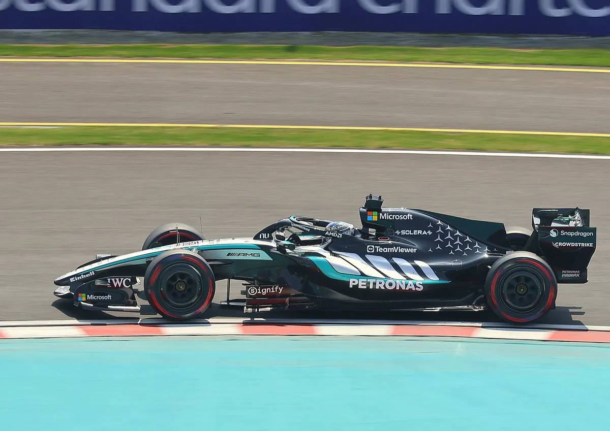 La Mercedes W17 de George Russell dans la dernière chicane du circuit de Suzuka, lors du Grand Prix du Japon 2026