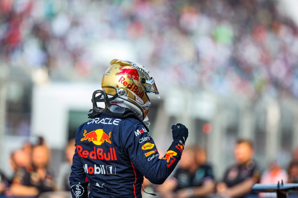 découvrez comment max verstappen a remporté son 4e titre mondial en formule 1, marquant une étape historique dans sa carrière et dans le sport automobile. analysez ses performances exceptionnelles et les moments clés de cette saison mémorable.