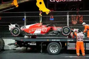 découvrez les dernières tensions chez ferrari lors du gp de las vegas, où carlos sainz se bat pour établir son leadership au sein de l'équipe. plongez dans les enjeux stratégiques et les rivalités sportives qui marquent cette course palpitante.