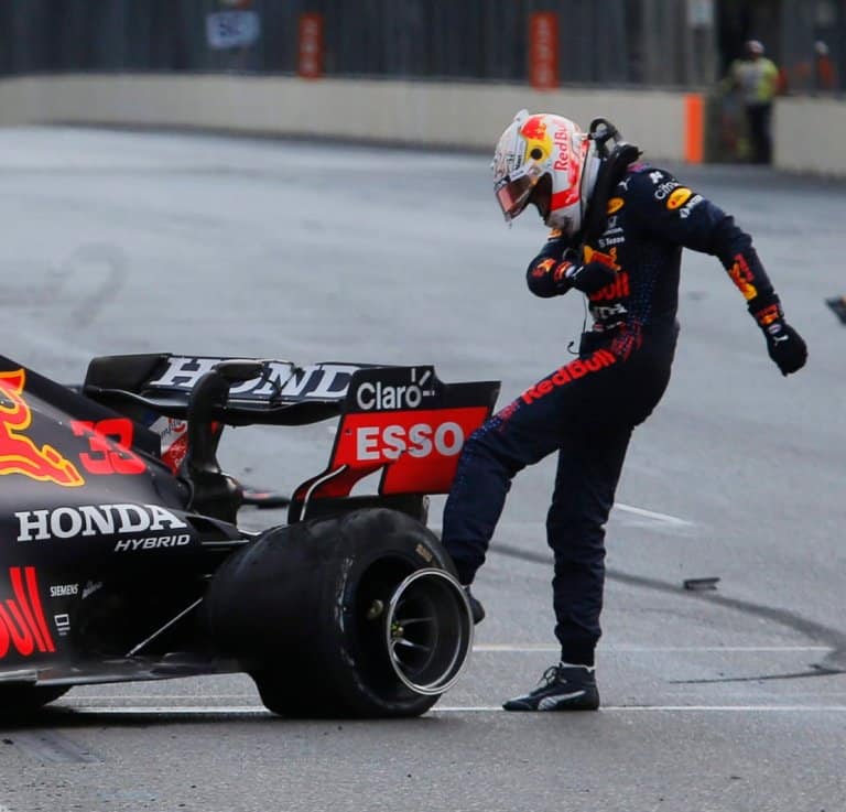 découvrez la réponse cinglante et pleine d'ironie de max verstappen au pdg de mclaren, lors d'un échange qui fait déjà le tour des réseaux sociaux. plongez dans l'univers fascinant de la formule 1, où la rivalité et l'humour s'entremêlent.