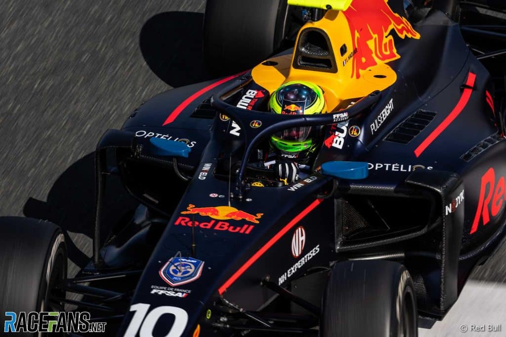 découvrez le parcours inspirant d'isack hadjar, jeune pilote de formule 1 qui allie rêve et passion. plongez dans son univers où chaque virage représente un pas vers l'excellence et la réalisation de ses ambitions sportives.