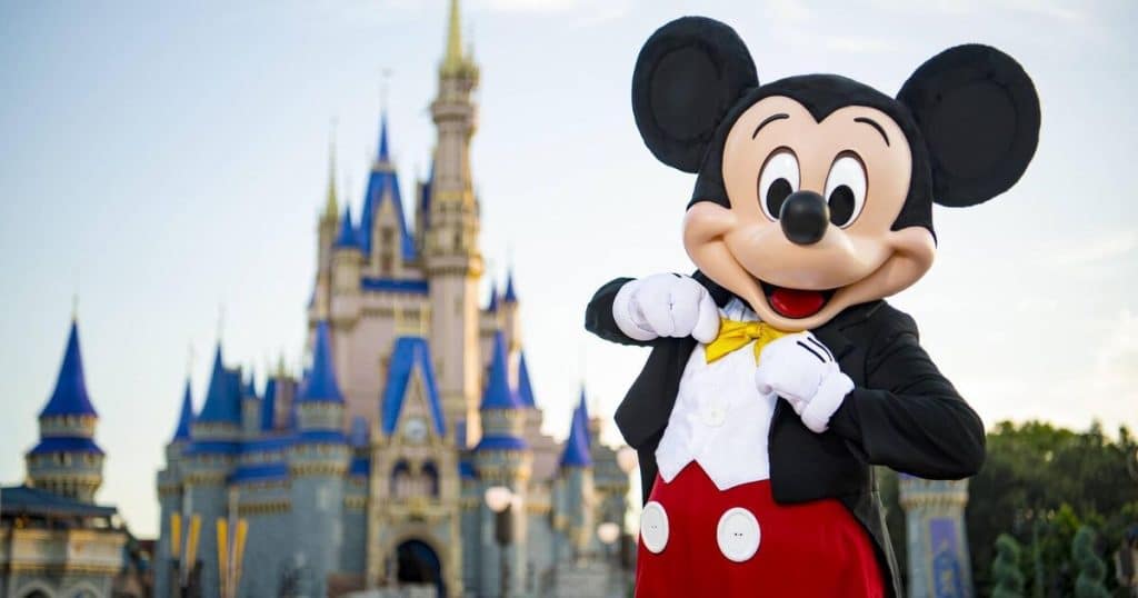 découvrez l'univers fascinant de disney f1 avec mickey en 2026 ! plongez dans des aventures palpitantes, des courses effrénées et des moments magiques avec vos personnages préférés de disney. ne manquez pas cette expérience unique qui allie la magie de disney aux sensations fortes de la formule 1 !