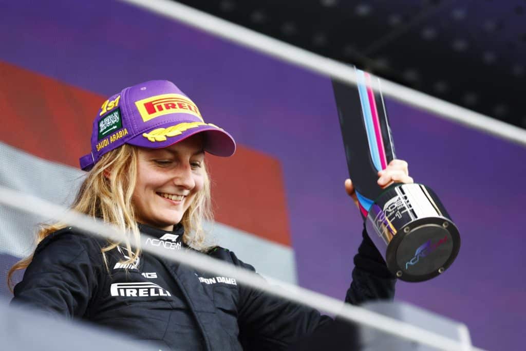 découvrez le monde captivant de la formule 1 avec le documentaire 'f1 academy' sur netflix. plongez dans l'univers des jeunes talents qui aspirent à devenir des champions, explorez leurs défis, leurs triomphes et l'intensité des courses. un voyage passionnant à ne pas manquer pour les fans de sports automobiles et de découvertes humanistes.