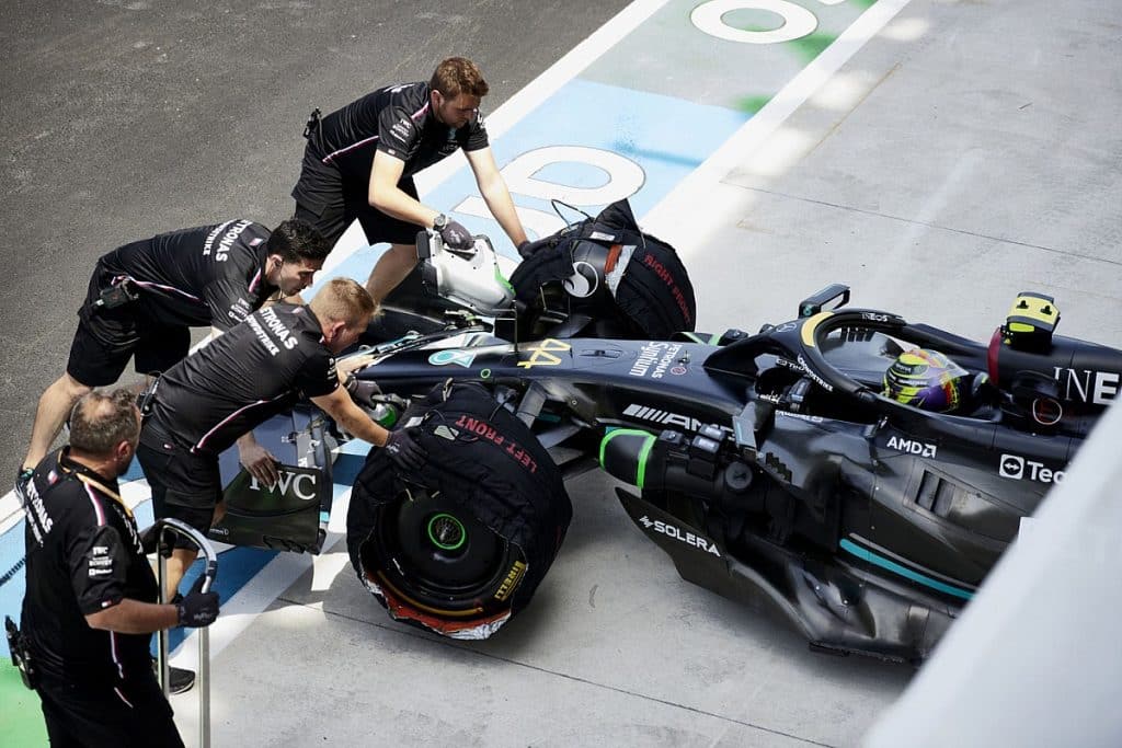 découvrez la stratégie gagnante de mercedes à monaco, une analyse des tactiques et des décisions clés qui ont façonné leur succès sur l'un des circuits les plus emblématiques de la formule 1. plongez dans les détails derrière la performance exceptionnelle de l'équipe et les défis rencontrés sur la piste.