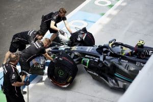 découvrez la stratégie gagnante de mercedes à monaco, une analyse des tactiques et des décisions clés qui ont façonné leur succès sur l'un des circuits les plus emblématiques de la formule 1. plongez dans les détails derrière la performance exceptionnelle de l'équipe et les défis rencontrés sur la piste.