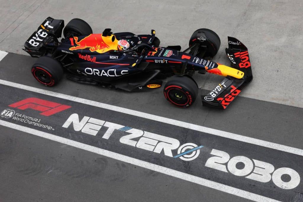 découvrez la vitesse impressionnante de max verstappen, le pilote néerlandais de f1, qui repousse les limites sur la piste avec des performances époustouflantes et une maîtrise inégalée. plongez dans l'univers de la formule 1 et analysez ses temps au tour, ses stratégies et ses victoires fulgurantes.
